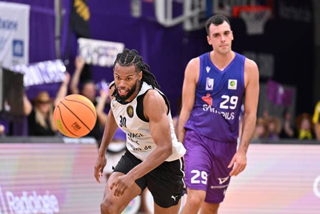 BG Göttingen vs. Löwen Braunschweig Basketball, Men s Exhibition Game, BG Göttingen vs. Löwen Braunschweig, Sparkassen Arena, Chip Flanigan (left), Löwen Braunschweig dribbling against Omar Pajic (right), BG Göttingen, Göttingen, Lower Saxony, Germany