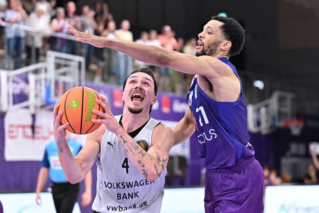 BG Göttingen vs. Löwen Braunschweig Basketball, Men s Exhibition Game, BG Göttingen vs. Löwen Braunschweig, Sparkassen Arena, Gian Aydinoglu (left), Löwen Braunschweig drives to the basket against Zach Jackson (right), BG Göttingen, Göttingen, Lower Saxony, Germany