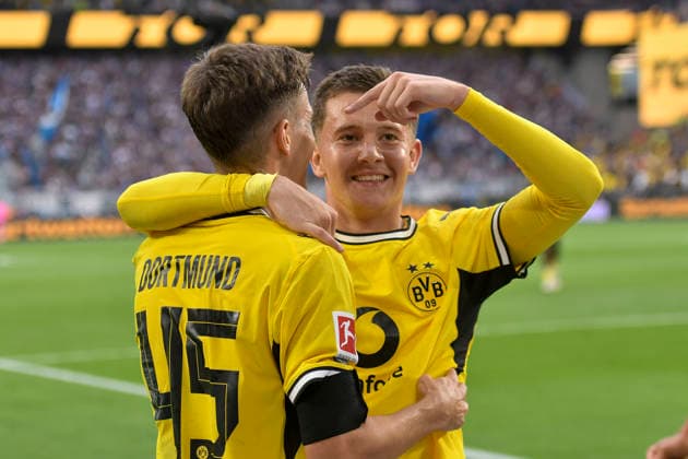 Giannis Konstantelias (Dortmund 45) jubelt nach dem Tor zum 2:0 mit der Mannschaft 29.08.2026 ¢ Fussball ¢ Borussia Dortmund vs Hamburger SV, Signal Iduna Park, Dortmund, DFB DFL REGULATIONS PROHIBIT ANY USE OF PHOTOGRAPHS AS IMAGE SEQUENCES AND OR QUASI-VIDEO *** Giannis Konstantelias (Dortmund 45) celebrates with his teammates after scoring the 2-0 goal on August 29, 2026 ¢ Soccer ¢ Borussia Dortmund vs. Hamburger SV, Signal Iduna Park, Dortmund, DFB and DFL regulations prohibit any use of photographs as image sequences and or quasi-video Copyright: xpepphotox xSaschaxWeizx pep00321, pep_20260829_hm