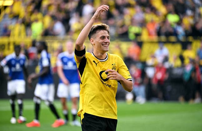 Dortmund, Germany, 1. Bundesliga, Matchday 1, Signal Iduna Park Dortmund, Bor. Dortmund vs Hamburger SV; Giannis Konstantelias (BVB) celebrates after scoring the goal. Celebration, Joy, Action. *** Dortmund, Germany, Bundesliga 1, Matchday 1, Signal Iduna Park, Dortmund, Borussia Dortmund vs. Hamburger SV, Giannis Konstantelias, BVB celebrates after scoring a goal, Celebration, Joy, Action