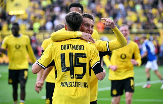 Dortmund, Germany, 1. Bundesliga, Matchday 1, Signal Iduna Park Dortmund, Bor. Dortmund vs Hamburger SV; Giannis Konstantelias (BVB) celebrates after scoring the goal, together with Konstantinos Karetsas (BVB). Celebration, Joy, Action. *** Dortmund, Germany, Bundesliga 1, Matchday 1, Signal Iduna Park, Dortmund, Borussia Dortmund vs. Hamburger SV; Giannis Konstantelias; BVB celebrates after scoring a goal, along with Konstantinos Karetsas; BVB Celebration, Joy, Action