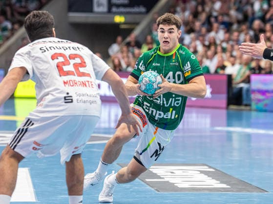 Elias Newel (Frisch Auf Goeppingen, 40) mit Tempo am Ball, Frisch Auf Goeppingen vs. HC Erlangen, Handball, 1. Bundesliga, Herren, Spielzeit 2026 2027, 29.08.2026, Frisch Auf Goeppingen vs. HC Erlangen, Handball, 1. Bundesliga, Herren, Spielzeit 2026 2027, 29.08.2026 Goeppingen *** Elias Newel, Frisch Auf Goeppingen, 40, driving forward with the ball; Frisch Auf Goeppingen vs. HC Erlangen, Handball, 1st Bundesliga, Men’s, 2026–2027 season, August 29, 2026, Frisch Auf Goeppingen vs. HC Erlangen, Handball, 1st Bundesliga, Men, 2026–2027 season, August 29, 2026, Goeppingen Copyright: xEibner-Pressefoto MichaelxSchmidx EP_MST