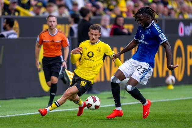29.08.2026: Fußball, 1. Bundesliga: Borussia Dortmund - Hamburger SV, im Signal-Iduna-Park. Konstantinos Karetsas (Borussia Dortmund) (l) und Jordan Torunarigha (Hamburger SV) kämpfen um den Ball. WICHTIGER HINWEIS: Gemäß den Vorgaben der DFL und des DFB ist es untersagt, in dem Stadion und oder vom Spiel angefertigte Fotoaufnahmen in Form von Sequenzbildern und oder videoähnlichen Fotostrecken zu verwerten bzw. verwerten zu lassen. *** August 29, 2026 Soccer, Bundesliga 1: Borussia Dortmund vs. Hamburger SV, at Signal Iduna Park. Konstantinos Karetsas (Borussia Dortmund) and Jordan Torunarigha (Hamburger SV) battle for the ball. IMPORTANT NOTICE: In accordance with the regulations of the DFL and the DFB, it is prohibited to use or allow the use of photographs taken in the stadium and or during the game in the form of sequential images and or video-like photo sequences Copyright: xDavidxInderliedx