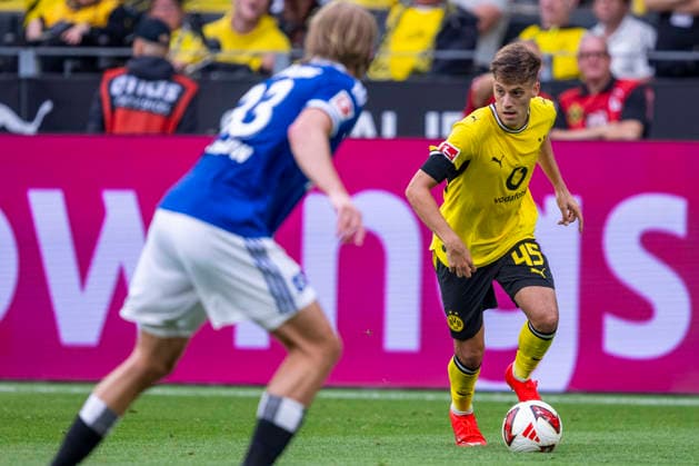 29.08.2026: Fußball, 1. Bundesliga: Borussia Dortmund - Hamburger SV, im Signal-Iduna-Park. Giannis Konstantelias (Borussia Dortmund) läuft mit dem Ball am Fuß. WICHTIGER HINWEIS: Gemäß den Vorgaben der DFL und des DFB ist es untersagt, in dem Stadion und oder vom Spiel angefertigte Fotoaufnahmen in Form von Sequenzbildern und oder videoähnlichen Fotostrecken zu verwerten bzw. verwerten zu lassen. *** August 29, 2026 Soccer, Bundesliga 1: Borussia Dortmund vs. Hamburger SV at Signal Iduna Park; Giannis Konstantelias of Borussia Dortmund runs with the ball at his feet. IMPORTANT NOTICE: In accordance with DFL and DFB regulations, it is prohibited to use or allow the use of photographs taken in the stadium and or during the game in the form of sequential images and or video-like photo sequences Copyright: xDavidxInderliedx