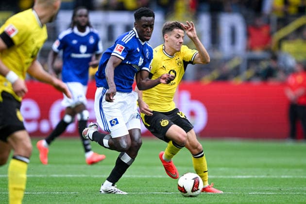 1. Bundesliga 26 27 - Borussia Dortmund - Hamburger SV am 29.08.2026 an der Bremer Brücke in Osnabrück Giannis Konstantelias (Dortmund) im Zweikampf gegen Albert Lokonga (Hamburg) *** 1 Bundesliga 26 27 Borussia Dortmund vs. Hamburger SV on August 29, 2026, at the Bremer Brücke in Osnabrück; Giannis Konstantelias of Dortmund in a tackle against Albert Lokonga of Hamburg MT