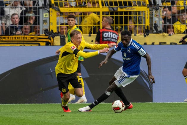 Zweikampf Maximilian Beier (Borussia Dortmund, 14) und Bakery Jatta (Hamburger SV, 18), GER BVB Borussia Dortmund 09 vs. Hamburger SV, Fussball, Bundesliga, Spieltag 01, Saison 2026 2027, 29.09.2026 DFB DFL REGULATIONS PROHIBIT ANY USE OF PHOTOGRAPHS AS IMAGE SEQUENCES AND OR QUASI-VIDEO, GER BVB Borussia Dortmund 09 vs. Hamburger SV, Fussball, Bundesliga, Spieltag 01, Saison 2026 2027, 29.09.2026 Dortmund *** Tackle between Maximilian Beier of Borussia Dortmund, 14, and Bakery Jatta of Hamburger SV, 18, GER BVB Borussia Dortmund 09 vs. Hamburger SV, Soccer, Bundesliga, Matchday 01, 2026–2027 season, September 29, 2026 DFB DFL regulations prohibit any use of photographs as image sequences and or quasi-video, GER BVB Borussia Dortmund 09 vs. Hamburger SV, soccer, Bundesliga, Matchday 1, 2026–2027 Season, September 29, 2026, Dortmund Copyright: xEibner-Pressefoto FabianxFriesex EP_FFE
