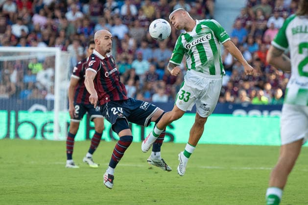 August 29, 2026, Valencia, Alicante, Spain: VALENCIA, SPAIN - AUGUST 29: 33 PABLO GARCIA fight the ball in front of 20 ORIOL REY during the match between Levante UD and Real Betis, from LaLiga EASports, matchweek 3, disputed at the Ciutat de Valencia, Valencia Valencia Spain - ZUMAc290 20260829_zsp_c290_040 Copyright: xJordixCantox