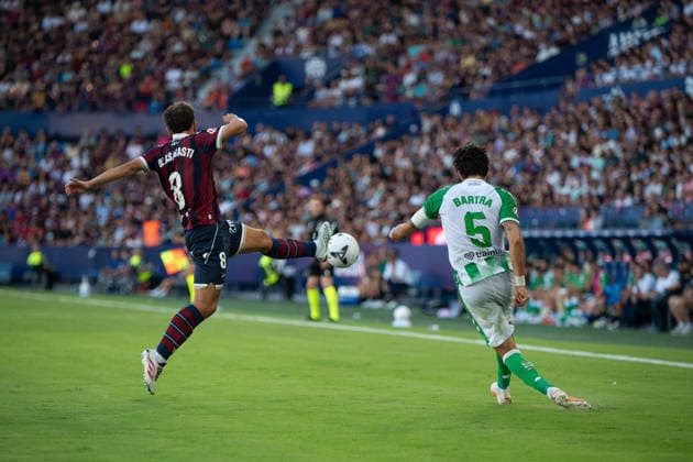 August 29, 2026, Valencia, Alicante, Spain: VALENCIA, SPAIN - AUGUST 29: 5 MARC BARTRA shoots the ball in front of 8 OLASAGASTI during the match between Levante UD and Real Betis, from LaLiga EASports, matchweek 3, disputed at the Ciutat de Valencia, Valencia Valencia Spain - ZUMAc290 20260829_zsp_c290_042 Copyright: xJordixCantox