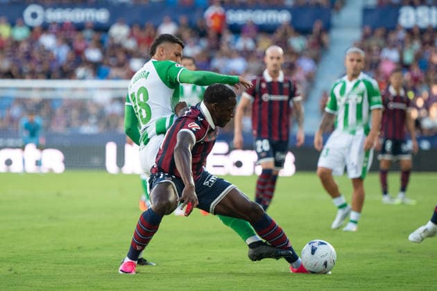 August 29, 2026, Valencia, Alicante, Spain: VALENCIA, SPAIN - AUGUST 29: 21 ETTA EYONG fight the ball in front of 18 NELSON DEOSSA during the match between Levante UD and Real Betis, from LaLiga EASports, matchweek 3, disputed at the Ciutat de Valencia, Valencia Valencia Spain - ZUMAc290 20260829_zsp_c290_043 Copyright: xJordixCantox