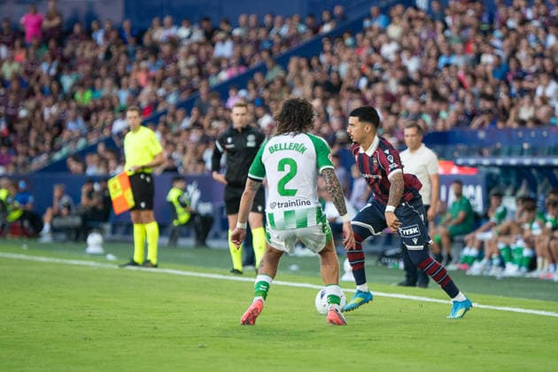 August 29, 2026, Valencia, Alicante, Spain: VALENCIA, SPAIN - AUGUST 29: 17 VICTOR GARCIA control the ball in front of 2 HECTOR BELLERIN during the match between Levante UD and Real Betis, from LaLiga EASports, matchweek 3, disputed at the Ciutat de Valencia, Valencia Valencia Spain - ZUMAc290 20260829_zsp_c290_044 Copyright: xJordixCantox
