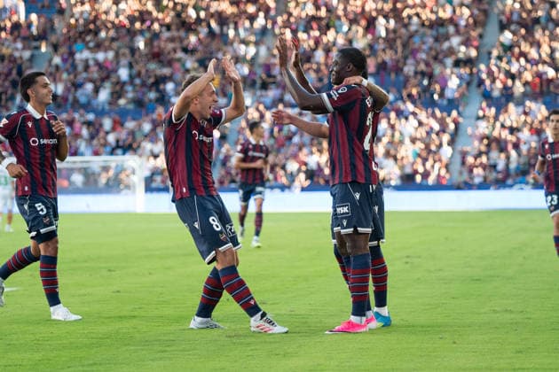 August 29, 2026, Valencia, Alicante, Spain: VALENCIA, SPAIN - AUGUST 29: 8 OLASAGASTI celebrates his goal against REAL BETIS with her team during the match between Levante UD and Real Betis, from LaLiga EASports, matchweek 3, disputed at the Ciutat de Valencia, Valencia Valencia Spain - ZUMAc290 20260829_zsp_c290_048 Copyright: xJordixCantox