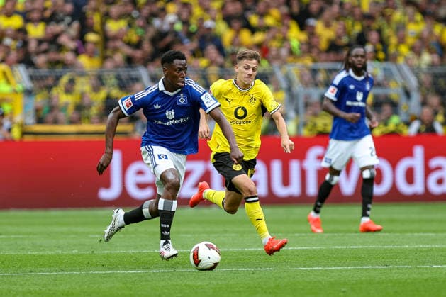 29.08.2026, GER, Fussball, Herren, Bundesliga , Saison 2026 2027, Borussia Dortmund - Hamburger SV Albert Sambi Lokonga (HSV) und Giannis Konstantelias (BVB) im Kampf um den Ball Dortmund Signal-Iduna Park Nordrhein-Westfalen Deutschland *** August 29, 2026, GER, Soccer, Men s, Bundesliga, 2026–2027 Season, Borussia Dortmund vs. Hamburger SV; Albert Sambi Lokonga (HSV) and Giannis Konstantelias (BVB) battle for the ball; Dortmund, Signal Iduna Park, North Rhine-Westphalia, Germany Copyright: xAdrianxSchlüterx