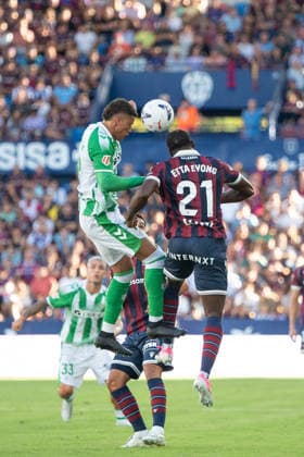August 29, 2026, Valencia, Alicante, Spain: VALENCIA, SPAIN - AUGUST 29: 21 ETTA EYONG fight the aerial ball with 18 NELSON DEOSSA during the match between Levante UD and Real Betis, from LaLiga EASports, matchweek 3, disputed at the Ciutat de Valencia, Valencia Soccer 2026: Levante UD Vs Real Betis  - ZUMAc290 20260829_zsp_c290_045 Copyright: xJordixCantox