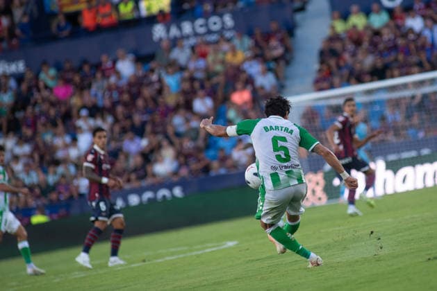 August 29, 2026, Valencia, Alicante, Spain: VALENCIA, SPAIN - AUGUST 29: 5 MARC BARTRA shoots during the match between Levante UD and Real Betis, from LaLiga EASports, matchweek 3, disputed at the Ciutat de Valencia, Valencia Soccer 2026: Levante UD Vs Real Betis  - ZUMAc290 20260829_zsp_c290_050 Copyright: xJordixCantox