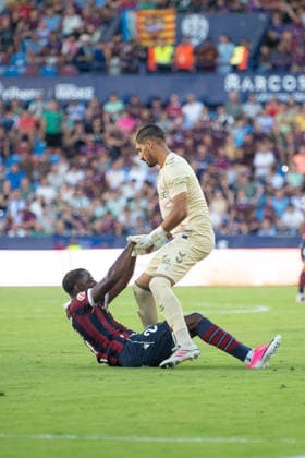 August 29, 2026, Valencia, Alicante, Spain: VALENCIA, SPAIN - AUGUST 29: 1 ALVARO VALLES helps 21 ETTA EYONG the get up during the match between Levante UD and Real Betis, from LaLiga EASports, matchweek 3, disputed at the Ciutat de Valencia, Valencia Valencia Spain - ZUMAc290 20260829_zsp_c290_047 Copyright: xJordixCantox