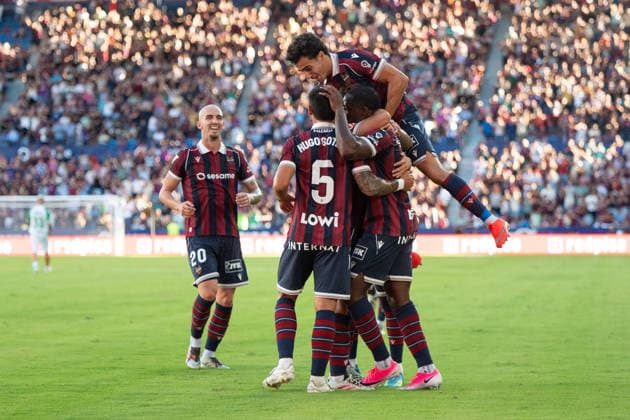 August 29, 2026, Valencia, Alicante, Spain: VALENCIA, SPAIN - AUGUST 29: 8 OLASAGASTI celebrates his goal against REAL BETIS with her team during the match between Levante UD and Real Betis, from LaLiga EASports, matchweek 3, disputed at the Ciutat de Valencia, Valencia Valencia Spain - ZUMAc290 20260829_zsp_c290_049 Copyright: xJordixCantox