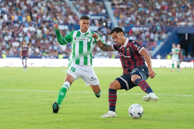 August 29, 2026, Valencia, Alicante, Spain: VALENCIA, SPAIN - AUGUST 29: 5 HUGO SOTELO control the ball in front of 18 NELSON DEOSSA during the match between Levante UD and Real Betis, from LaLiga EASports, matchweek 3, disputed at the Ciutat de Valencia, Valencia Valencia Spain - ZUMAc290 20260829_zsp_c290_051 Copyright: xJordixCantox
