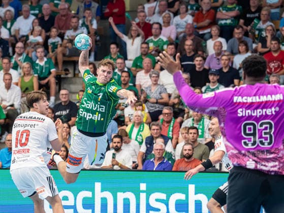 Victor Kloeve of Frisch Auf Göppingen (No. 7) beats Florian Scheerer of HC Erlangen (No. 10); Frisch Auf Göppingen vs. HC Erlangen, Handball, Bundesliga 1, Men, 2026–2027 Season, August 29, 2026, Frisch Auf Goeppingen vs. HC Erlangen, Handball, 1st Bundesliga, Men, 2026–2027 season, August 29, 2026, Goeppingen Copyright: xEibner-Pressefoto MichaelxSchmidx EP_MST