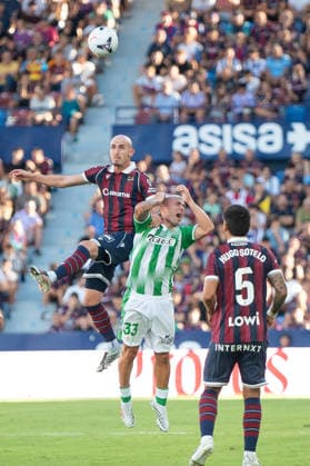 August 29, 2026, Valencia, Alicante, Spain: VALENCIA, SPAIN - AUGUST 29: 20 ORIOL REY fight the aerial ball with 33 PABLO GARCIA during the match between Levante UD and Real Betis, from LaLiga EASports, matchweek 3, disputed at the Ciutat de Valencia, Valencia Soccer 2026: Levante UD Vs Real Betis  - ZUMAc290 20260829_zsp_c290_046 Copyright: xJordixCantox