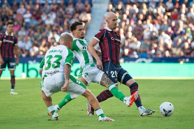 August 29, 2026, Valencia, Alicante, Spain: VALENCIA, SPAIN - AUGUST 29: 20 ORIOL REY pass the ball in front of 7 ANTONY and 33 PABLO GARCIA during the match between Levante UD and Real Betis, from LaLiga EASports, matchweek 3, disputed at the Ciutat de Valencia, Valencia Valencia Spain - ZUMAc290 20260829_zsp_c290_041 Copyright: xJordixCantox