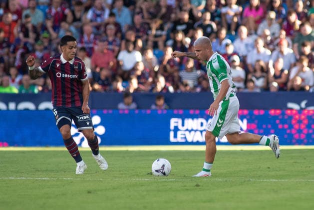 August 29, 2026, Valencia, Alicante, Spain: VALENCIA, SPAIN - AUGUST 29: 33 PABLO GARCIA control the ball in front of 6 DANI REQUENA during the match between Levante UD and Real Betis, from LaLiga EASports, matchweek 3, disputed at the Ciutat de Valencia, Valencia Valencia Spain - ZUMAc290 20260829_zsp_c290_053 Copyright: xJordixCantox
