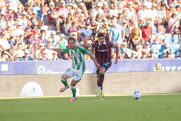 August 29, 2026, Valencia, Alicante, Spain: VALENCIA, SPAIN - AUGUST 29: 17 VICTOR GARCIA fight with 10 EZ ABDE during the match between Levante UD and Real Betis, from LaLiga EASports, matchweek 3, disputed at the Ciutat de Valencia, Valencia Valencia Spain - ZUMAc290 20260829_zsp_c290_054 Copyright: xJordixCantox