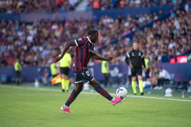 August 29, 2026, Valencia, Alicante, Spain: VALENCIA, SPAIN - AUGUST 29: 21 ETTA EYONG control the ball during the match between Levante UD and Real Betis, from LaLiga EASports, matchweek 3, disputed at the Ciutat de Valencia, Valencia Valencia Spain - ZUMAc290 20260829_zsp_c290_055 Copyright: xJordixCantox