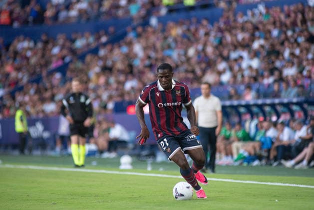 August 29, 2026, Valencia, Alicante, Spain: VALENCIA, SPAIN - AUGUST 29: 21 ETTA EYONG control the ball during the match between Levante UD and Real Betis, from LaLiga EASports, matchweek 3, disputed at the Ciutat de Valencia, Valencia Valencia Spain - ZUMAc290 20260829_zsp_c290_056 Copyright: xJordixCantox