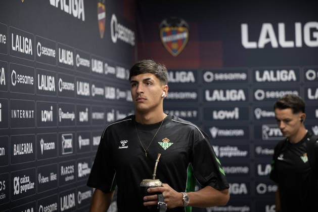 ESP LaLiga EA Sports UD Levante vs. Real Betis: Facundo Bernal of Real Betis arriving at the stadium before the LaLiga EA Sports match between UD Levante and Real Betis, played at the Ciudad de Valencia Stadium in Valencia on August 29, 2026, in Valencia, Spain. Soccer Copyright: xAgenciaxLOFx