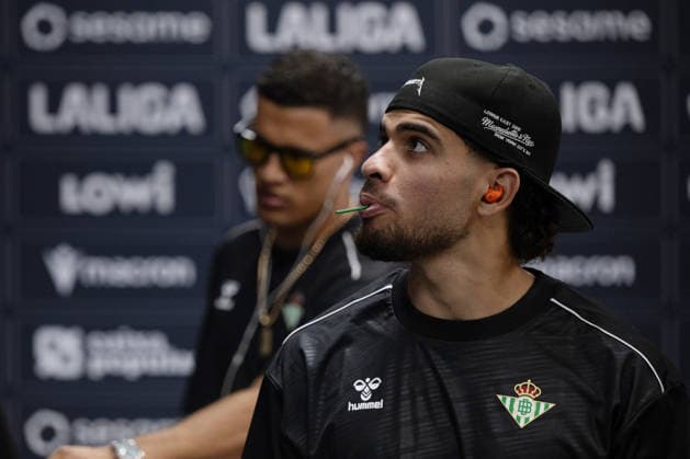 ESP LaLiga EA Sports UD Levante vs. Real Betis Abdessamad Ezzalzouli of Real Betis arriving at the stadium before the LaLiga EA Sports match between UD Levante and Real Betis, played at the Ciudad de Valencia Stadium in Valencia on August 29, 2026, in Valencia, Spain. Soccer Copyright: xAgenciaxLOFx