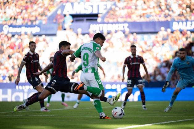 ESP LaLiga EA Sports UD Levante vs. Real Betis: Aissa Mandi of Levante and Cucho Hernandez of Real Betis during the LaLiga EA Sports match between UD Levante and Real Betis, played at Ciudad de Valencia Stadium in Valencia on August 29, 2026, in Valencia, Spain. Soccer Copyright: xAgenciaxLOFx