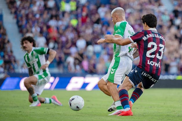 ESP LaLiga EA Sports UD Levante vs. Real Betis Pablo Garcia of Real Betis and Manu Sanchez of Levante during the LaLiga EA Sports match between UD Levante and Real Betis, played at the Ciudad de Valencia Stadium in Valencia on August 29, 2026, in Valencia, Spain. Soccer Copyright: xAgenciaxLOFx