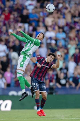 ESP LaLiga EA Sports UD Levante vs. Real Betis: Nelson Alexander Deossa Suarez of Real Betis and Manu Sanchez of Levante during the LaLiga EA Sports match between UD Levante and Real Betis, played at the Ciudad de Valencia Stadium in Valencia on August 29, 2026, in Valencia, Spain. Soccer Copyright: xAgenciaxLOFx
