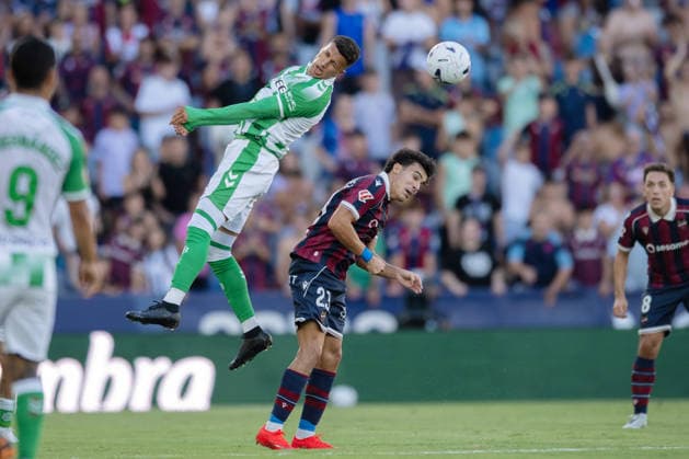 ESP LaLiga EA Sports UD Levante vs. Real Betis: Nelson Alexander Deossa Suarez of Real Betis and Manu Sanchez of Levante during the LaLiga EA Sports match between UD Levante and Real Betis, played at Ciudad de Valencia Stadium in Valencia on August 29, 2026, in Valencia, Spain. Soccer Copyright: xAgenciaxLOFx