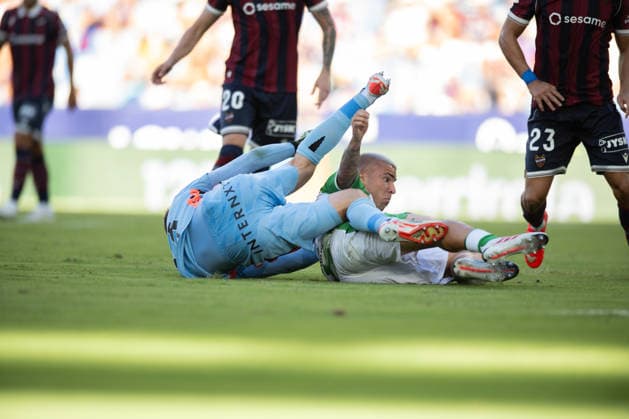ESP LaLiga EA Sports UD Levante vs. Real Betis Pablo Garcia of Real Betis and Matthew Ryan of Levante during the LaLiga EA Sports match between UD Levante and Real Betis, played at the Ciudad de Valencia Stadium in Valencia on August 29, 2026, in Valencia, Spain. Soccer Copyright: xAgenciaxLOFx