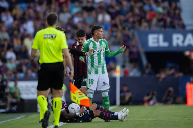 ESP LaLiga EA Sports UD Levante vs. Real Betis Hugo Sotelo of Levante and Nelson Alexander Deossa Suarez of Real Betis during the LaLiga EA Sports match between UD Levante and Real Betis, played at the Ciudad de Valencia Stadium in Valencia on August 29, 2026, in Valencia, Spain. Soccer Copyright: xAgenciaxLOFx