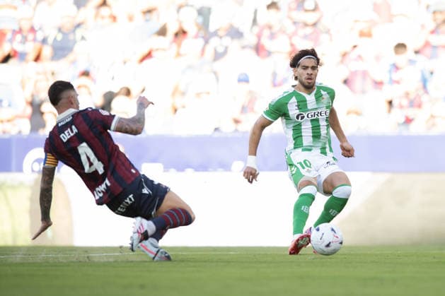ESP LaLiga EA Sports UD Levante vs. Real Betis: Abdessamad Ezzalzouli of Real Betis and Adrian de la Fuente of Levante during the LaLiga EA Sports match between UD Levante and Real Betis, played at the Ciudad de Valencia Stadium in Valencia on August 29, 2026, in Valencia, Spain. Soccer Copyright: xAgenciaxLOFx