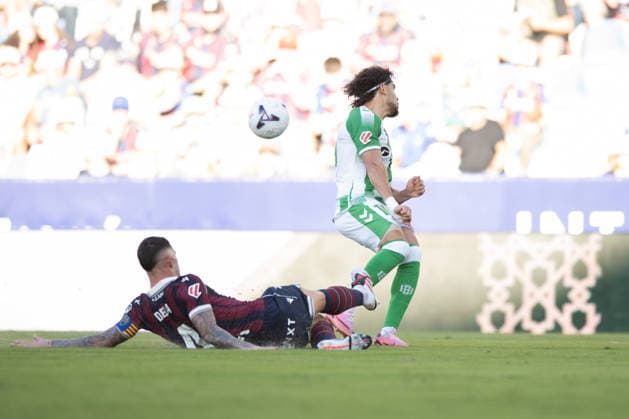 ESP LaLiga EA Sports UD Levante vs. Real Betis: Abdessamad Ezzalzouli of Real Betis and Adrian de la Fuente of Levante during the LaLiga EA Sports match between UD Levante and Real Betis, played at the Ciudad de Valencia Stadium in Valencia on August 29, 2026, in Valencia, Spain. Soccer Copyright: xAgenciaxLOFx