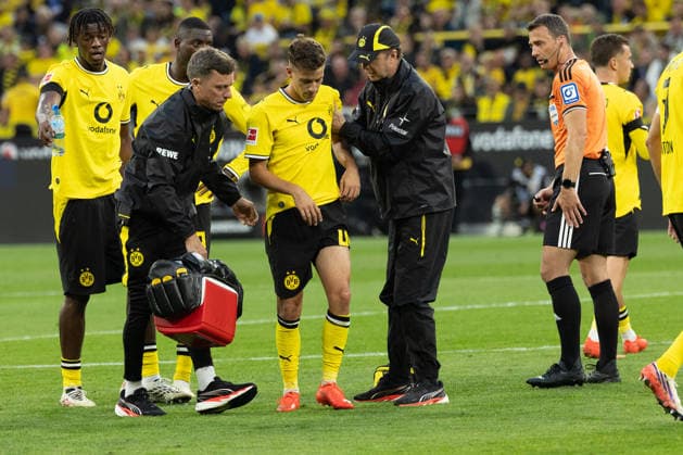 Dortmund, Germany, 29.08.26, Giannis Konstantelias (Borussia Dortmund) verletzt auf dem Rasen und wird med. behandelt waehrend des Spiels der 1. Bundesliga zwischen Borussia Dortmund - Hamburger SV im Signal Iduna Park in Dortmund. (Photo by Joachim Bywaletz) DFB DFL REGULATIONS PROHIBIT ANY USE OF PHOTOGRAPHS AS IMAGE SEQUENCES AND OR QUASI-VIDEO. *** Dortmund, Germany, August 29, 2026, Giannis Konstantelias of Borussia Dortmund is injured on the field and receives medical treatment during the Bundesliga 1 match between Borussia Dortmund and Hamburger SV at Signal Iduna Park in Dortmund. Photo by Joachim Bywaletz. DFB and DFL regulations prohibit any use of photographs as image sequences and OR QUASI-VIDEO Copyright: JoachimxBywaletz xJB-Sportfoto