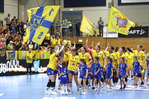 Handball, Alsco HBF1 HC Leipzig vs. Borussia Dortmund, August 29, 2026. The HCL team is welcomed into the arena—flags, lively atmosphere. Alsco Women’s Handball Bundesliga (HBF1), 2026–2027 season, Matchday 1: HC Leipzig vs. Borussia Dortmund on August 29, 2026, at the Markranstädt Sports Center Copyright: xBEAUTIFULxSPORTS JanxKaeferx