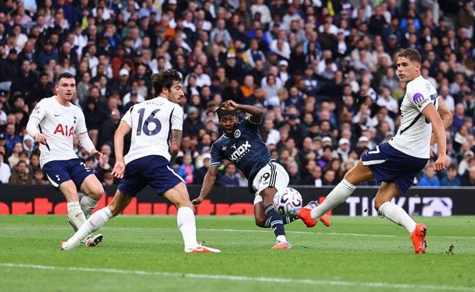 Anthony Elanga of Newcastle United scores the opening goal Tottenham Hotspur v Newcastle United, Premier League Football, Football, Tottenham Hotspur Stadium, London, UK - 29 Aug 2026London Tottenham Hotspur Stadium United Kingdom EDITORIAL USE ONLY No use with unauthorised audio, video, data, fixture lists, club league logos or live services. Online in-match use limited to 120 images, no video emulation. No use in betting, games or single club league player publications.  Copyright: xMichaelxZemanek Shutterstockx 17119028an