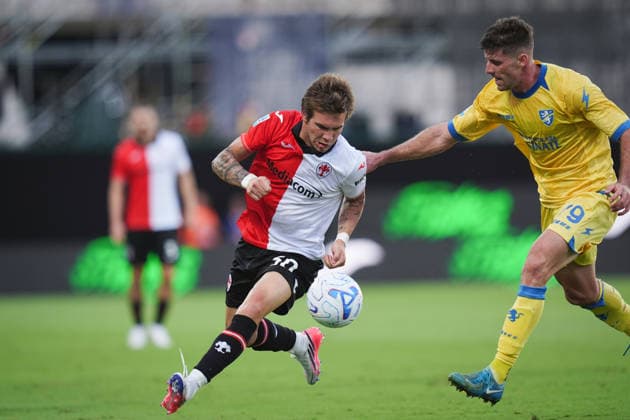 FiorentinaÕs Maat Mastrantuono fights for the ball with FrosinoneÕs Anthony Bracaglia during the Serie A soccer match between Fiorentina and Frosinone at the Artemio Franchi Stadium in Florence, north Italy - Saturday, August 29, 2026 -  Copyright: xMassimoxPaolone LaPressex