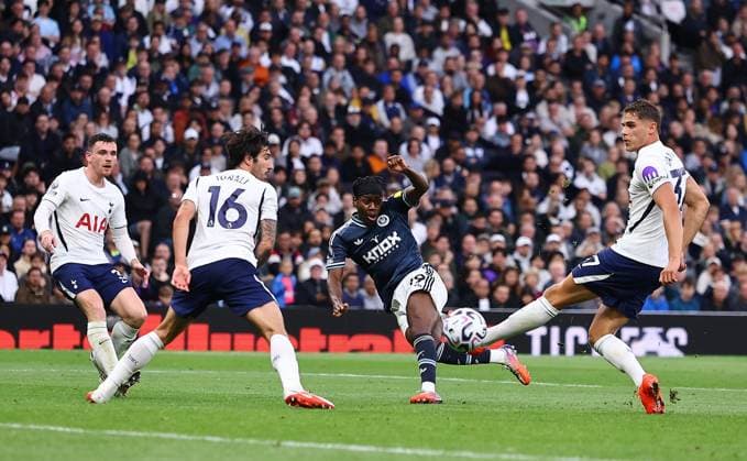 Anthony Elanga of Newcastle United scores the opening goal Tottenham Hotspur v Newcastle United, Premier League Football, Football, Tottenham Hotspur Stadium, London, UK - 29 Aug 2026London Tottenham Hotspur Stadium United Kingdom EDITORIAL USE ONLY No use with unauthorised audio, video, data, fixture lists, club league logos or live services. Online in-match use limited to 120 images, no video emulation. No use in betting, games or single club league player publications.  Copyright: xMichaelxZemanek Shutterstockx 17119028ap