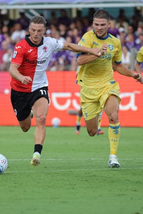 ACF Fiorentina v Frosinone Calcio - Campionato Serie A Albert Gudmundsson of ACF Fiorentina in action during the Italian Serie A football match between ACF Fiorentina and Frosinone Calcio , on August 29 ,2026 at the Artemio-Franchi stadium in Florence. Firenze FI Italy  Copyright: xAndreaxMartinix originalFilename:martini-acffiore260829_npHxF.jpg
