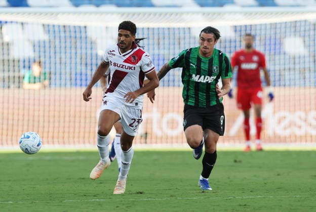Torino™s Saul Coco fights for the ball with Sassuolo™s Kieron Bowie during the Serie A soccer match between Sassuolo and Torino at the Mapei Stadium in Reggio Emilia, north east Italy - August1 29, 2026. - Soccer  Copyright: xGiannixSantandrea LaPressex
