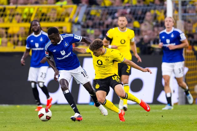 29.08.2026, Fussball, 1 Spieltag der 1. Fussball Bundesliga, Borussia Dortmund - Hamburger SV. v. l. Bakery Jatta (Hamburger SV), Giannis Konstantelias (Borussia Dortmund) verletzt sich im Zweikampf. Dortmund Signal Iduna Park NRW Deutschland xRHR-FOTO DEx *** August 29, 2026, Soccer, Matchday 1 of the 1st Bundesliga, Borussia Dortmund vs. Hamburger SV, Bakery Jatta (Hamburger SV), Giannis Konstantelias (Borussia Dortmund) gets injured in a tackle, Dortmund, Signal Iduna Park, North Rhine-Westphalia, Germany, xRHR PHOTO DEx Copyright: DennisxEwert RHR-FOTOx RHR-FOTO DE