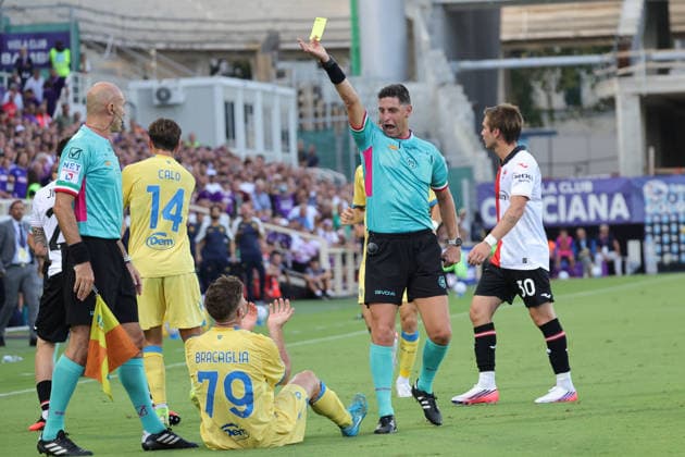 ACF Fiorentina v Frosinone Calcio - Campionato Serie A Referee Giuseppe Collu shows Yellow to Gabriele Bracaglia of Frosinone Calcio during the Italian Serie A football match between ACF Fiorentina and Frosinone Calcio , on August 29 ,2026 at the Artemio-Franchi stadium in Florence. Firenze FI Italy  Copyright: xAndreaxMartinix originalFilename:martini-acffiore260829_npnwX.jpg