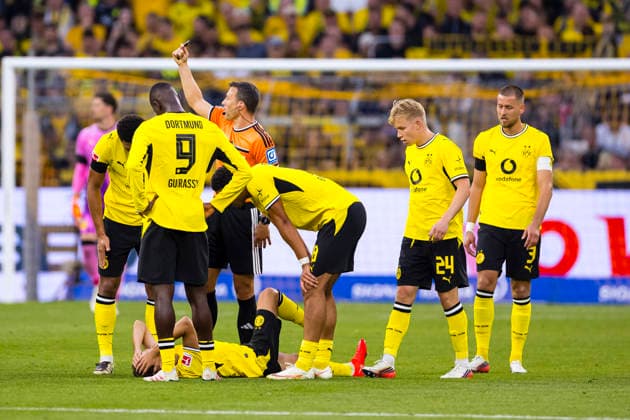 29.08.2026, Fussball, 1 Spieltag der 1. Fussball Bundesliga, Borussia Dortmund - Hamburger SV. Die Spieler des BVB stehen um den verletzten Giannis Konstantelias (Borussia Dortmund). Dortmund Signal Iduna Park NRW Deutschland xRHR-FOTO DEx *** August 29, 2026, Soccer, Matchday 1 of the 1st Bundesliga, Borussia Dortmund vs. Hamburger SV BVB players surround the injured Giannis Konstantelias Borussia Dortmund Dortmund Signal Iduna Park NRW Germany xRHR PHOTO DEx Copyright: DennisxEwert RHR-FOTOx RHR-FOTO DE