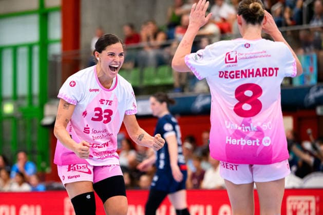 Neckarsulm Central Station, Sportunion Neckarsulm, HSG Bensheim, Auerbach; from left: Lucie Marie Kretzschmar (Bensheim), Lena Degenhardt (Bensheim); celebration, joy, emotion, goal celebration, goal scorers, Neckarsulm, Ballei, Baden-Württemberg, Germany
