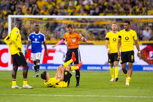 29.08.2026, Fussball, 1 Spieltag der 1. Fussball Bundesliga, Borussia Dortmund - Hamburger SV. Schiedsrichter Felix Zwayer (GER) geht zu dem verletzten Giannis Konstantelias (Borussia Dortmund). Dortmund Signal Iduna Park NRW Deutschland xRHR-FOTO DEx *** August 29, 2026, Soccer, Matchday 1 of the 1st Bundesliga, Borussia Dortmund vs. Hamburger SV; Referee Felix Zwayer (GER) approaches the injured Giannis Konstantelias; Borussia Dortmund, Signal Iduna Park, Dortmund, North Rhine-Westphalia, Germany; xRHR PHOTO DEx Copyright: DennisxEwert RHR-FOTOx RHR-FOTO DE